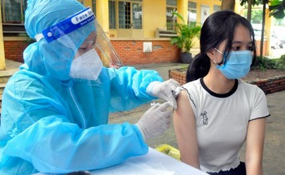 Hơn 400.000 học sinh tại 3 tỉnh th&agrave;nh đ&atilde; được ti&ecirc;m vaccine ph&ograve;ng COVID-19