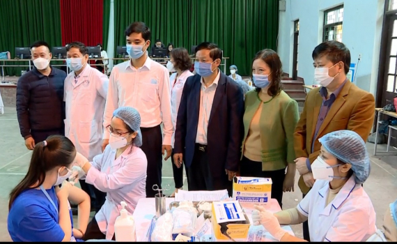 Ninh B&igrave;nh: Tr&ecirc;n 1.500 học sinh cấp THPT đ&atilde; được ti&ecirc;m vắc xin ph&ograve;ng Covid-19