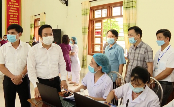 C&aacute;c đồng ch&iacute; l&atilde;nh đạo UBND tỉnh kiểm tra c&ocirc;ng t&aacute;c triển khai ti&ecirc;m vắc xin ph&ograve;ng Covid-19