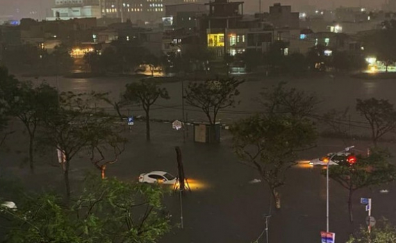 Thời tiết ng&agrave;y 15-10: B&atilde;o số 5 suy yếu th&agrave;nh v&ugrave;ng &aacute;p thấp, miền Trung bước v&agrave;o cao điểm mưa lớn