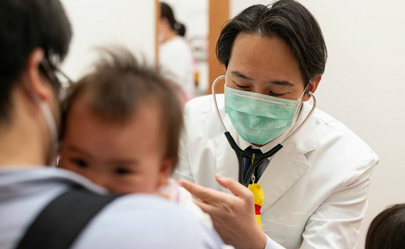 Nhật Bản cấp ph&eacute;p sử dụng vaccine ngừa COVID-19 cho trẻ từ 6 th&aacute;ng tuổi
