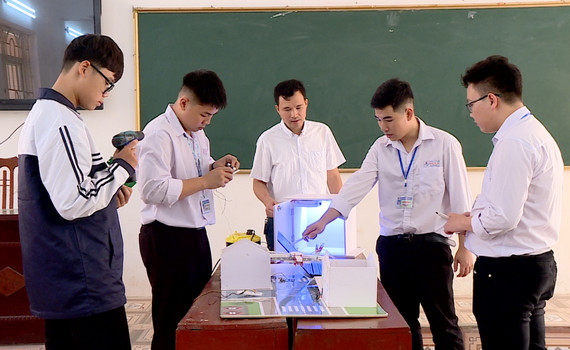 Quỹ khuyến học, khuyến t&agrave;i Đinh Bộ Lĩnh gi&uacute;p học sinh &ldquo;cất c&aacute;nh&rdquo; c&ugrave;ng khoa học