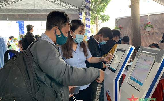 Vượt kh&oacute; c&ugrave;ng chuyển đổi số