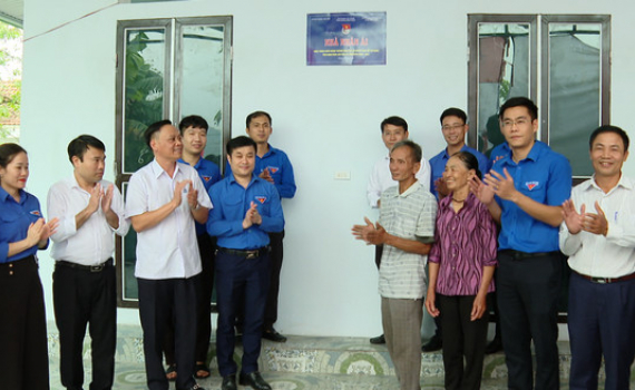 Kh&aacute;nh th&agrave;nh nh&agrave; nh&acirc;n &aacute;i cho hộ ngh&egrave;o tại x&atilde; Y&ecirc;n Đồng, huyện Y&ecirc;n M&ocirc;
