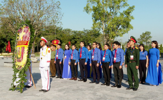 Đo&agrave;n đại biểu dự Đại hội Đo&agrave;n TNCS Hồ Ch&iacute; Minh tỉnh lần thứ XIV d&acirc;ng hương tưởng niệm c&aacute;c Anh h&ugrave;ng liệt sỹ