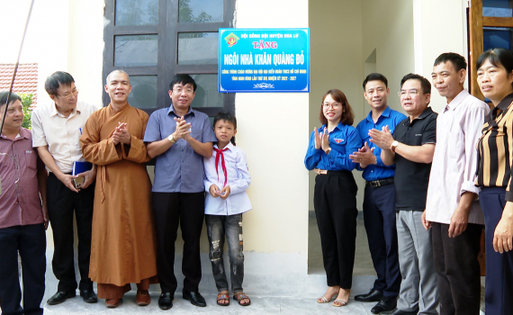 Kh&aacute;nh th&agrave;nh nh&agrave; &ldquo;Khăn qu&agrave;ng đỏ&rdquo; cho học sinh c&oacute; ho&agrave;n cảnh kh&oacute; khăn tại x&atilde; Ninh Khang
