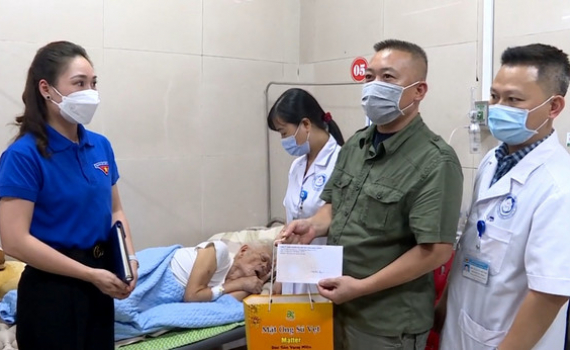 Đo&agrave;n cơ sở Bệnh viện Đa Khoa tỉnh thăm, tặng qu&agrave; Người cao tuổi