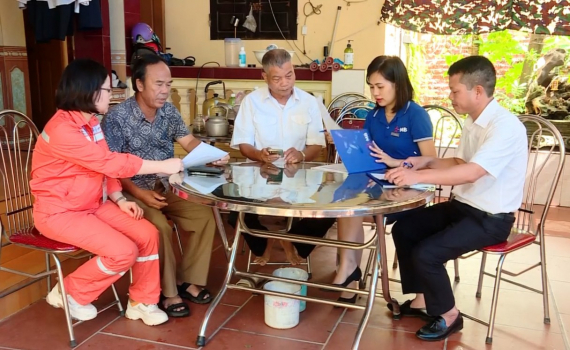 Thực hiện th&iacute; điểm thanh to&aacute;n tiền điện kh&ocirc;ng d&ugrave;ng tiền mặt tại x&atilde; Kh&aacute;nh Hải