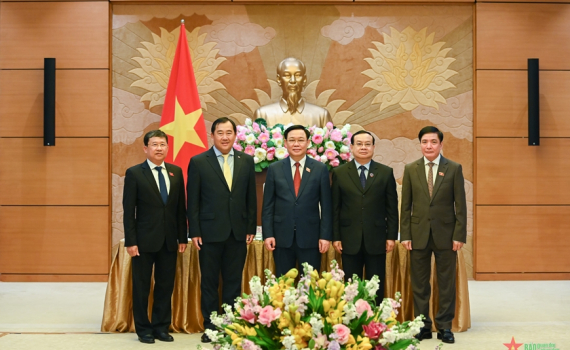 Chủ tịch Quốc hội Vương Đ&igrave;nh Huệ tiếp Chủ nhiệm Ủy ban Đối ngoại của Quốc hội Campuchia v&agrave; L&agrave;o