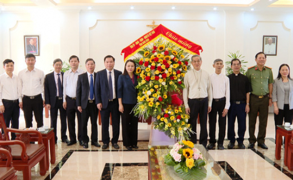 Đo&agrave;n đại biểu l&atilde;nh đạo tỉnh thăm, ch&uacute;c mừng Tổng Gi&aacute;m mục Nguyễn Năng