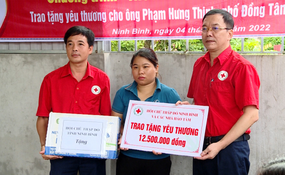 Tặng qu&agrave; chương tr&igrave;nh &ldquo;Thương nhau Ninh B&igrave;nh&rdquo;