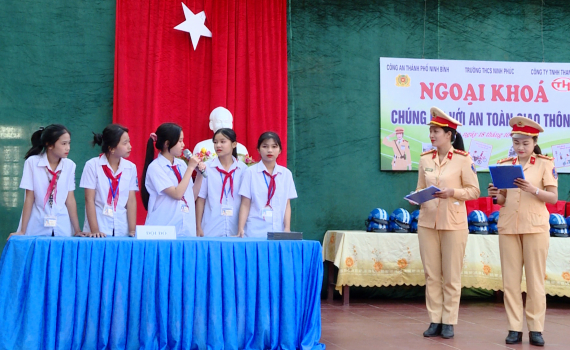 Tuy&ecirc;n truyền kiến thức ph&aacute;p luật về giao th&ocirc;ng cho học sinh Trường THCS Ninh Ph&uacute;c