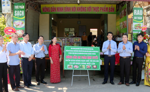 Khai trương, gắn biển cửa h&agrave;ng N&ocirc;ng sản an to&agrave;n tại huyện Nho Quan