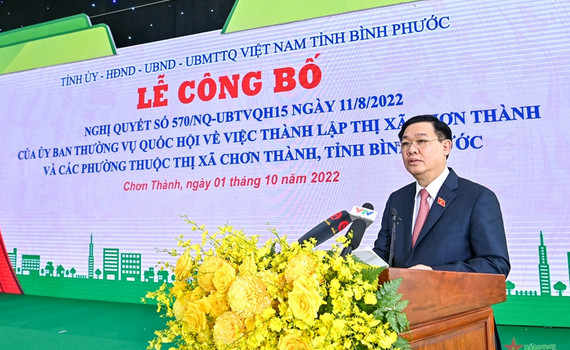 Chủ tịch Quốc hội Vương Đ&igrave;nh Huệ: Chơn Th&agrave;nh cần c&oacute; "kh&aacute;t vọng lớn, tầm nh&igrave;n xa"
