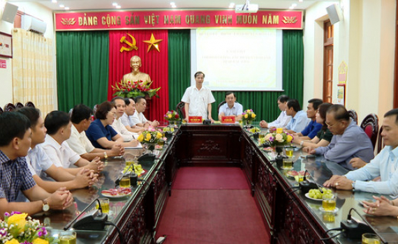 Trao tiền hỗ trợ x&acirc;y nh&agrave; cho gia đ&igrave;nh ch&iacute;nh s&aacute;ch, hộ ngh&egrave;o huyện Hoa Lư