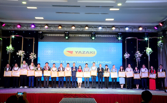 T&ocirc;n vinh doanh nghiệp ti&ecirc;u biểu trong thực hiện ch&iacute;nh s&aacute;ch BHXH, BHYT, BHTN 
