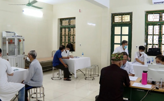 Kh&aacute;m bệnh, cấp ph&aacute;t thuốc miễn ph&iacute; tại Hoa Lư