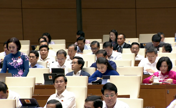 Quốc hội thảo luận việc thực hiện ch&iacute;nh s&aacute;ch, ph&aacute;p luật về thực h&agrave;nh tiết kiệm, chống l&atilde;ng ph&iacute; 