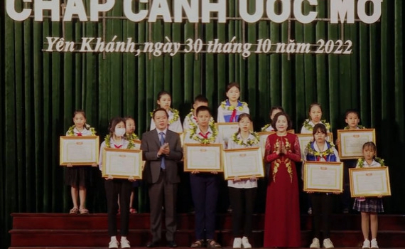 Quỹ Khuyến học, khuyến t&agrave;i  Vũ Duy Thanh trao thưởng cho học sinh, sinh vi&ecirc;n.
