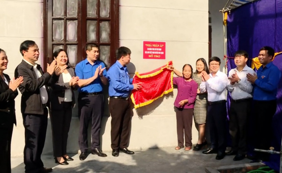 Huyện đo&agrave;n Nho Quan kh&aacute;nh th&agrave;nh ng&ocirc;i nh&agrave; nh&acirc;n &aacute;i cho hộ ngh&egrave;o