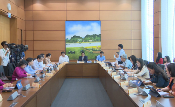 Kỳ họp thứ 4, Quốc hội kh&oacute;a XV: Đại biểu Quốc hội tỉnh tham gia thảo luận ở tổ về một số dự &aacute;n luật, nghị quyết