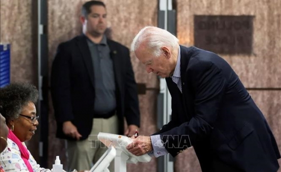 Bầu cử Mỹ: Tổng thống Joe Biden đi bỏ phiếu sớm