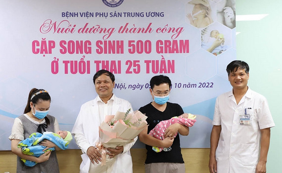 Bệnh viện Phụ sản Trung ương nu&ocirc;i sống cặp song sinh ch&agrave;o đời chỉ nặng 500g