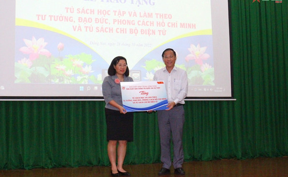 Nh&agrave; xuất bản Ch&iacute;nh trị quốc gia Sự thật trao tặng c&aacute;c tủ s&aacute;ch cho tỉnh Đồng Nai