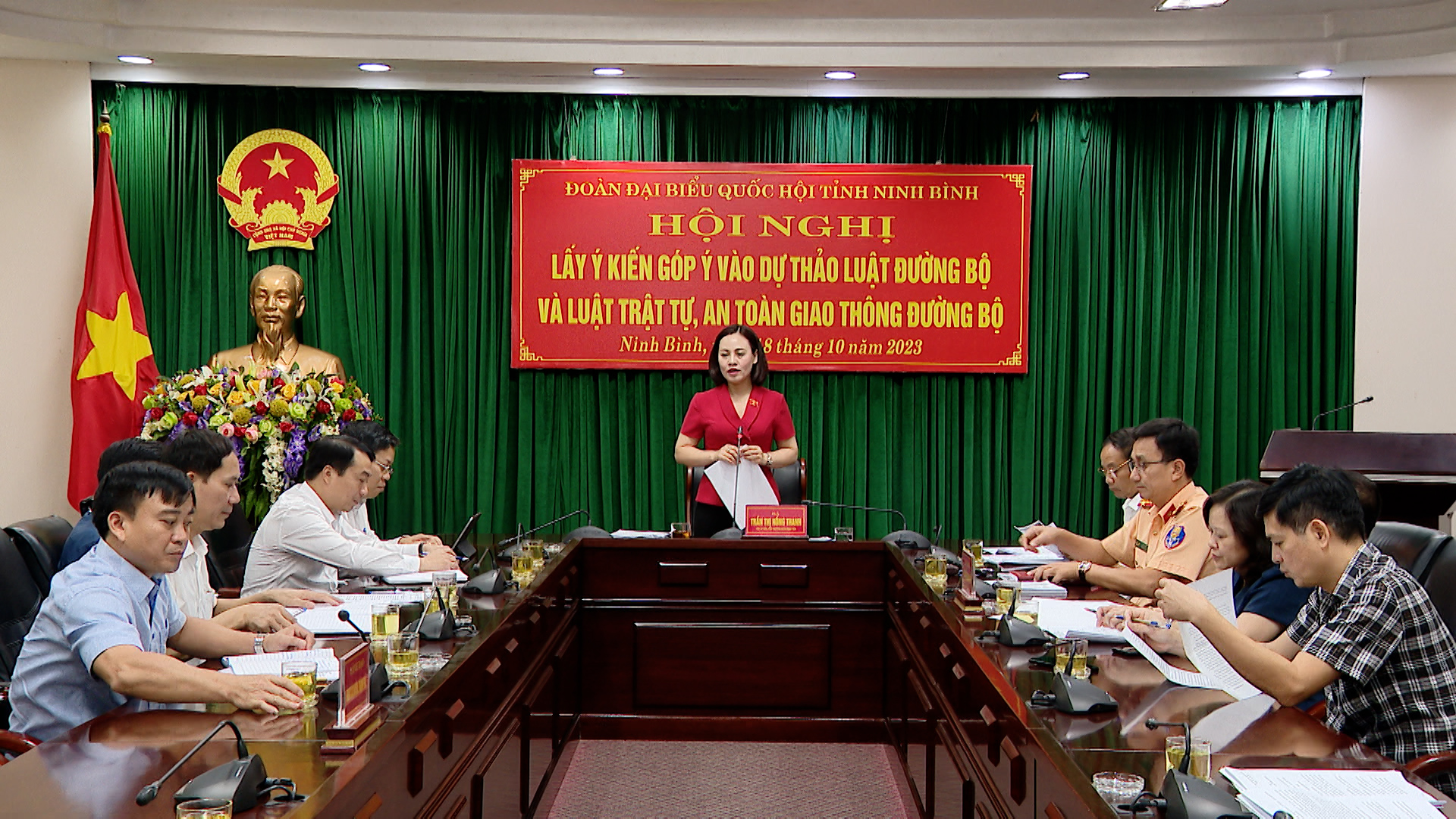 Đoàn Đại biểu Quốc hội tỉnh Ninh Bình lấy ý kiến góp ý vào dự thảo Luật Đường bộ và Luật Trật tự, an toàn giao thông đường bộ