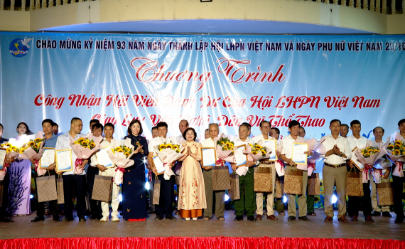 Hội Phụ nữ x&atilde; Ninh H&ograve;a c&ocirc;ng nhận hội vi&ecirc;n danh dự