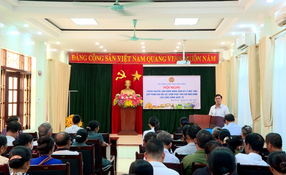 Nho Quan truyền th&ocirc;ng vận động n&ocirc;ng d&acirc;n xử l&yacute; r&aacute;c thải