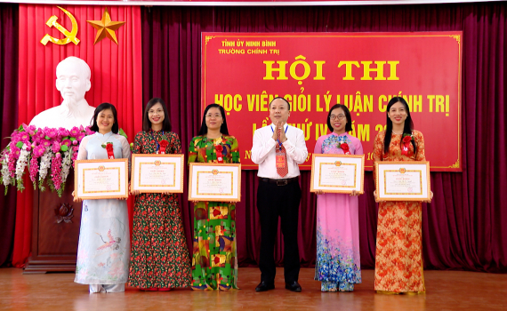 Bế mạc hội thi học vi&ecirc;n học giỏi l&yacute; luận ch&iacute;nh trị lần thứ IV
