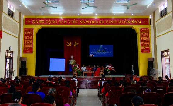 Diễn đ&agrave;n &ldquo;H&atilde;y l&ecirc;n tiếng v&agrave; h&agrave;nh động để xo&aacute; bỏ bạo lực gia đ&igrave;nh" tại x&atilde; Kh&aacute;nh Hải 