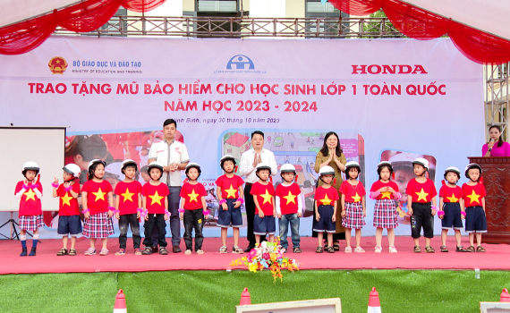 Trao tặng 100 mũ bảo hiểm cho học sinh lớp 1 trường Tiểu học Ninh Sơn, th&agrave;nh phố Ninh B&igrave;nh