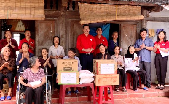 Thăm, tặng qu&agrave; người cao tuổi c&oacute; ho&agrave;n cảnh đặc biệt kh&oacute; khăn tại huyện Kim Sơn v&agrave; Y&ecirc;n Kh&aacute;nh