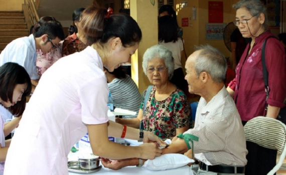 N&acirc;ng cao đời sống vật chất, tinh thần v&agrave; chăm s&oacute;c sức khỏe người cao tuổi