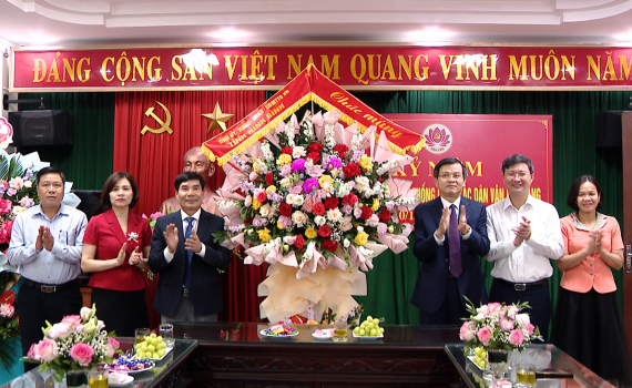 Đồng ch&iacute; B&iacute; thư Tỉnh ủy ch&uacute;c mừng Ban D&acirc;n vận Tỉnh ủy nh&acirc;n kỷ niệm Ng&agrave;y truyền thống