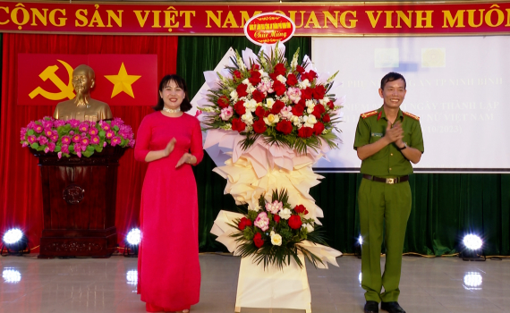 C&ocirc;ng an TP. Ninh B&igrave;nh gặp mặt nữ c&aacute;n bộ, chiến sỹ nh&acirc;n kỷ niệm Ng&agrave;y th&agrave;nh lập Hội Li&ecirc;n hiệp Phụ nữ Việt Nam 20/10
