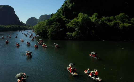 Du lịch Ninh B&igrave;nh v&agrave;o m&ugrave;a v&agrave;ng đ&oacute;n kh&aacute;ch quốc tế