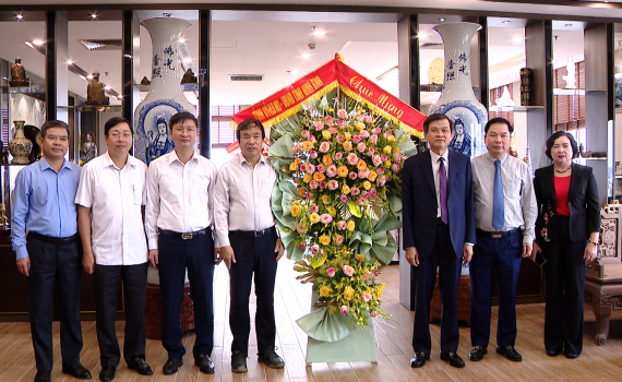 C&aacute;c đồng ch&iacute; l&atilde;nh đạo tỉnh ch&uacute;c mừng nh&acirc;n kỷ niệm Ng&agrave;y Doanh nh&acirc;n Việt Nam
