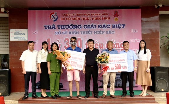 C&ocirc;ng ty TNHH MTV Xổ số kiến thiết Ninh B&igrave;nh trao thưởng giải đặc biệt cho kh&aacute;ch h&agrave;ng