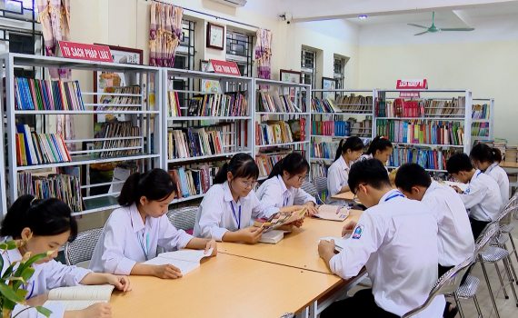 Trường THPT Kim Sơn A: Gần 200 học sinh được Qũy Khuyến học, khuyến t&agrave;i Đinh Bộ Lĩnh khen thưởng