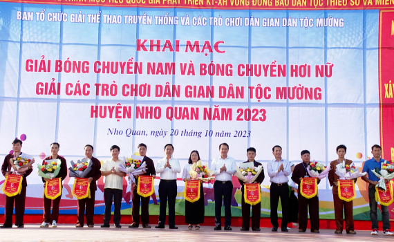 Khai mạc Giải B&oacute;ng chuyền nam, B&oacute;ng chuyền hơi nữ v&agrave; c&aacute;c tr&ograve; chơi d&acirc;n gian d&acirc;n tộc Mường huyện Nho Quan