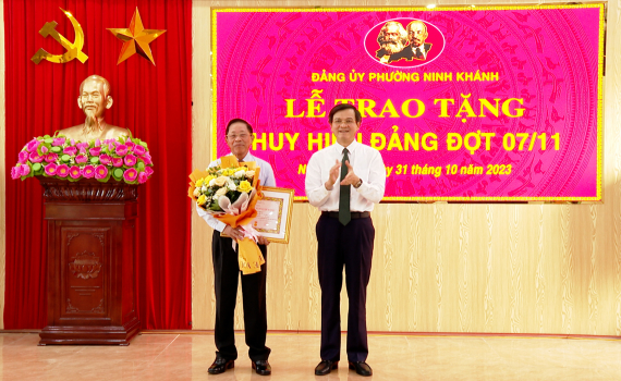Đồng ch&iacute; B&iacute; thư Tỉnh ủy dự Lễ trao tặng Huy hiệu Đảng tại phường Ninh Kh&aacute;nh 