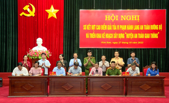 Kim Sơn sơ kết đợt cao điểm giải tỏa vi phạm h&agrave;nh lang an to&agrave;n đường bộ