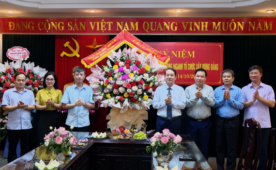 C&aacute;c đồng ch&iacute; l&atilde;nh đạo tỉnh ch&uacute;c mừng ng&agrave;nh Tổ chức x&acirc;y dựng Đảng nh&acirc;n kỷ niệm Ng&agrave;y truyền thống 