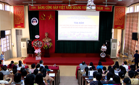 Tọa đ&agrave;m "Văn ho&aacute; ứng xử của phụ nữ Việt Nam trong thời kỳ chuyển đổi số v&agrave; c&aacute;ch mạng c&ocirc;ng nghiệp 4.0" tại Trường Đại học Hoa Lư 