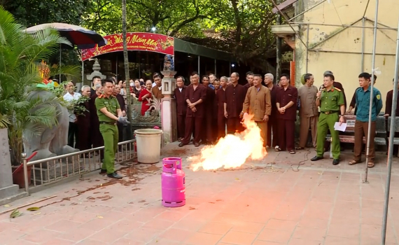 C&ocirc;ng an th&agrave;nh phố Tam Điệp tuy&ecirc;n truyền ph&ograve;ng ch&aacute;y, chữa ch&aacute;y tại c&aacute;c nơi thờ tự, t&ocirc;n gi&aacute;o, t&iacute;n ngưỡng