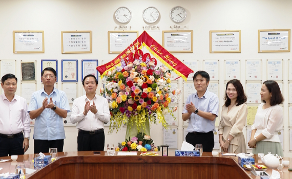 Đồng ch&iacute; Chủ tịch UBND tỉnh Phạm Quang Ngọc thăm, ch&uacute;c mừng ng&agrave;y Doanh nh&acirc;n Việt Nam