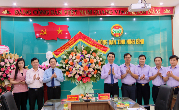 Đồng ch&iacute; Chủ tịch UBND tỉnh ch&uacute;c mừng Hội N&ocirc;ng d&acirc;n tỉnh nh&acirc;n ng&agrave;y truyền thống